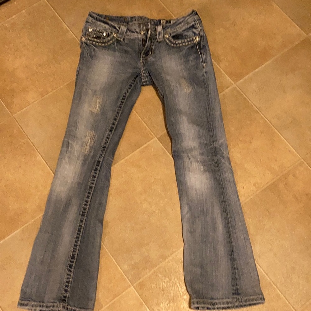 Light wash Miss Me’s. Super cute. Lightly distressed